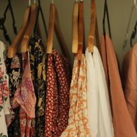 Asos está arrasando con el vestido de tarde que no dejarás de ponerte y viene con descuentazo