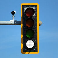 Toda la vida los semáforos han tenido tres colores. Pues ahora van a tener un cuarto: el blanco. Y ya se está probando 