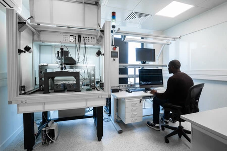 パリの Apple 研究所では、最新のハードウェアと人工知能技術を使用してデバイスを保護しています。 / 写真:(c)Apple