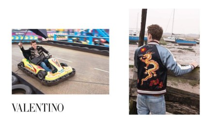 Valentino confirma a la bomber jacket como una prenda must de primavera