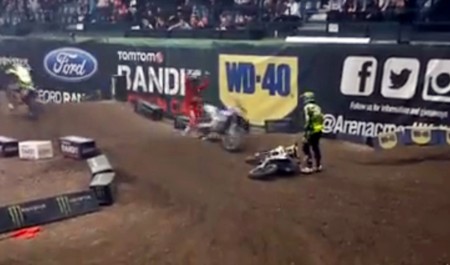 Guerra de testosterona en el UK ArenaCross, con karma fail final incluido