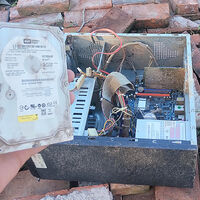 Encuentra un PC abandonado en el patio de su abuelo, y su mayor interés está en el disco duro en vez de en otros componentes que otros le recomiendan