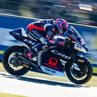 Izan Guevara llama a la puerta de MotoGP ganando en Le Mans otra carrera de Moto2 acortada por bandera roja 