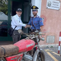 "Estaba a punto de llorar". Un jubilado ha recuperado la moto que le robaron hace casi 40 años, y todavía funciona 