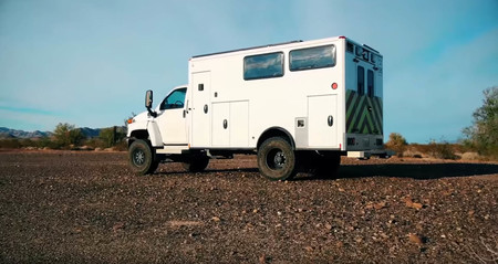 Esta antigua ambulancia 4x4 del del parque de Yellowstone es ahora una bestial y genial camper