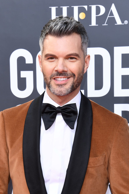 A.J. Gibson apuesta por el color para su look en los Globos de Oro