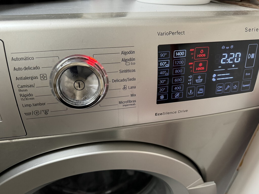 Increíbles trucos con la colada para hacer que la lavadora funcione mejor: cómo dejar tu ropa todavía más blanca 