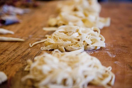 Cómo hacer pasta fresca en casa, los utensilios que necesitas y 21 recetas para sacarles todo el partido