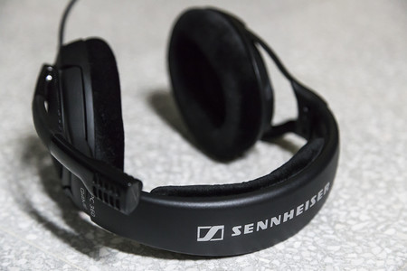 Un fallo en software para auriculares Sennheiser expone a usuarios de Windows y macOS incluso después de desinstalarlo