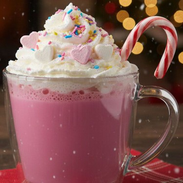 Chocolate caliente rosa: la nueva versión del clásico navideño que se prepara con 6 ingredientes