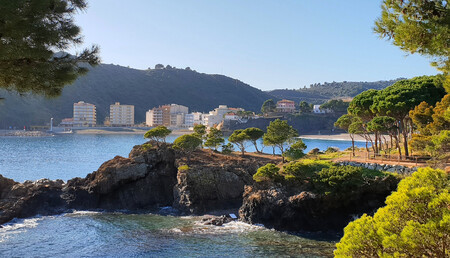 Pueblo Pesquero Costero Espana Cataluna Medieterraneo Mar Playa Paseo Buena Comida Escapada Viaje