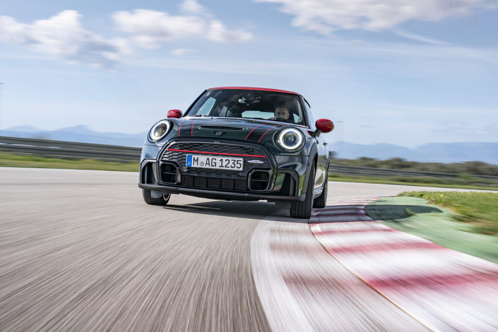 El MINI John Cooper Works 2022 afila su rostro y se mantiene fiel al alto desempeño