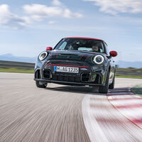 El MINI John Cooper Works 2022 afila su rostro y se mantiene fiel al alto desempeño