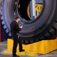 El neumático más bestia de Goodyear pesa como un elefante, se monta en llantas de 63" y podría aguantar 54 SEAT Tarraco encima