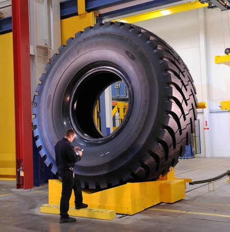 El neumático más bestia de Goodyear pesa como un elefante, se monta en llantas de 63" y podría aguantar 54 SEAT Tarraco encima