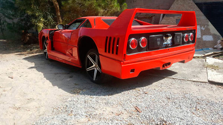 Este Nissan Sentra convertido en infame réplica del Ferrari F40 hará que te sangren los ojos, como poco