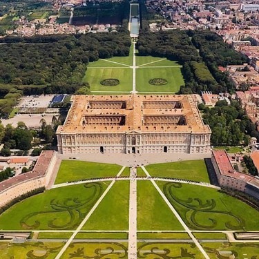 Es el palacio real más grande del mundo lo construyó un rey español fuera de España. Gana a Versalles y casi nadie lo sabe
