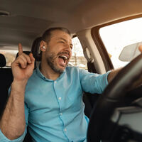 La ciencia lo confirma: si escuchas metal o techno al volante, conduces peor y de prisa. No es que seas mal conductor, es tu cerebro