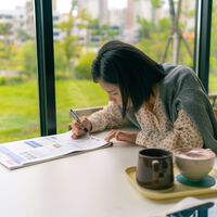 	
Darse un atracón de estudio la noche de antes del examen parece un buen sistema. La ciencia tiene claro que no