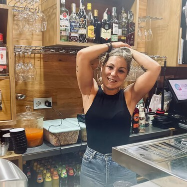 El bar que quiere revivir un barrio de A Coruña para sus vecinos: cervezas a 1,50 euros, pinchos, sesiones de baile y un maratón de tute 
