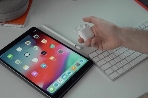 APPLE AirPods (2019 2ª gen),