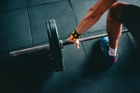Empieza a practicar peso muerto: las claves para trabajar glúteos y piernas de forma eficiente