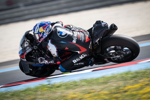 Toprak Razgatlioglu gana la primera carrera de la historia de Balaton Park y Álvaro Bautista pisa podio