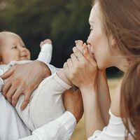 ¿Por qué sentimos ese deseo irrefrenable de querer "comernos" a los bebés? La psicología lo explica 