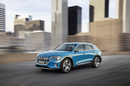 Pedro Sánchez aparca su Audi A8 blindado (y el Falcon) y se mueve en el SUV eléctrico Audi e-tron durante la Cumbre del Clima