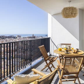 Así fue la reforma de esta vivienda con vistas a Málaga: "Creamos una zona de día integrando cocina, comedor y salón" 