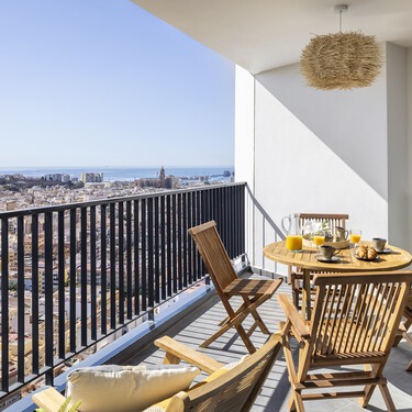 Así fue la reforma de esta vivienda con vistas a Málaga: "Creamos una zona de día integrando cocina, comedor y salón" 
