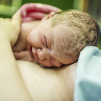 'Piel con piel' o separación del recién nacido de madres con Covid: ¿qué están haciendo los hospitales?