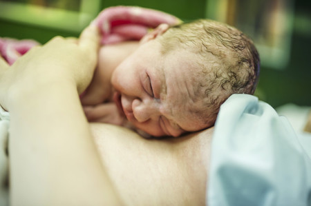'Piel con piel' o separación del recién nacido de madres con Covid: ¿qué están haciendo los hospitales?