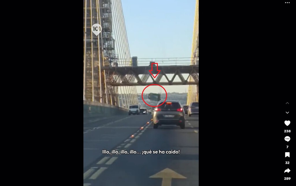 "¡Illo, illo, illo! La que se ha liao". El tráfico en el Puente del Centenario de Sevilla colapsa de forma imprevista. El causante: un WC portátil