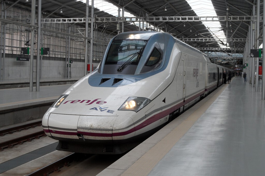 Renfe ha tenido un verano récord de retrasos, y más de dos millones de viajeros del AVE se han quedado sin reembolso por los cambios 