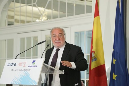 La DGT defiende a su manera los peajes en todas las carreteras: "Usted cuando va en tren, no va gratis"