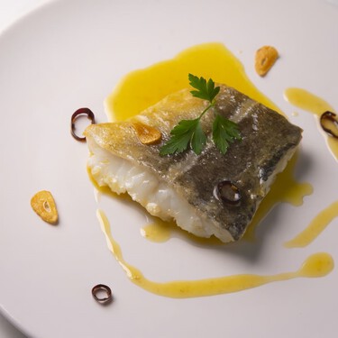 Cómo hacer salsa bilbaína, el acompañamiento más fácil para realzar pescados blancos