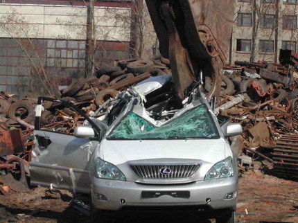 Lexus RX destrozado por una grúa