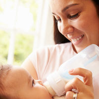 ¿Por qué los bebés no pueden tomar leche de vaca hasta los 12 meses?‏