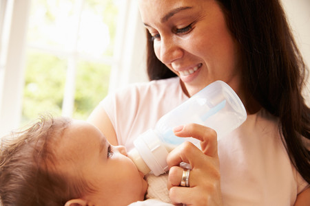¿Por qué los bebés no pueden tomar leche de vaca hasta los 12 meses?