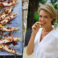 La técnica del ajo que adora Julie Andrieu: “Desde que descubrí esta receta en China no preparo las gambas de otra manera” 