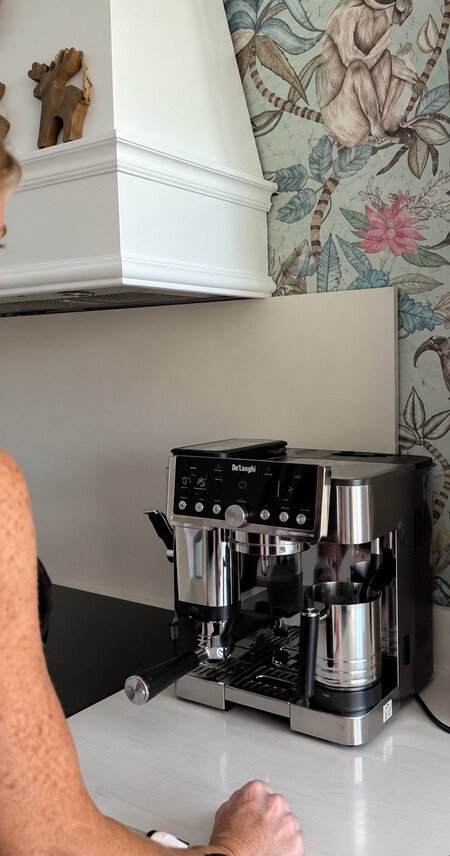 Cafetera De Longhi En Cocina Moderna