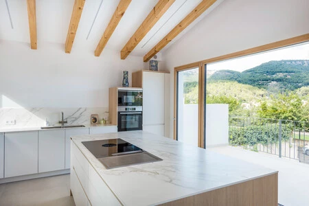 Una vivienda sostenible, de materiales ecológicos, luz y colores de inspiración mediterránea en Mallorca