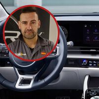 El mejor mecánico de España abre el melón de lo caro que es reparar la pantalla del coche. Hasta 13.000 euros en un SUV normalito