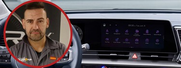Javier Sendín, mecánico: "No me compraría un coche nuevo. Arreglar la pantalla multimedia puede costar 10.000 euros"