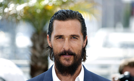 ¡Y entonces llegó él! Matthew McConaughey (más naufrago que nunca) se rinde a Dolce & Gabbana en el Festival de Cannes