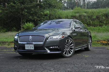 Lincoln Continental a prueba: Un sedán de lujo para volver al futuro