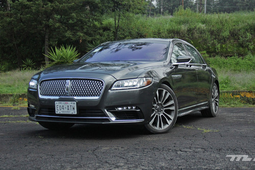 Lincoln Continental a prueba: Un sedán de lujo para volver al futuro 