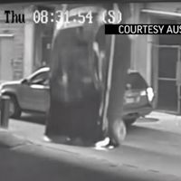 Esta mujer cayó de un séptimo piso al confundir los pedales, un problema común que alarma a la NHTSA