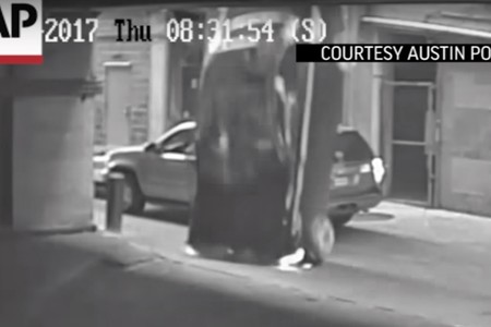 Esta mujer cayó de un séptimo piso al confundir los pedales, un problema común que alarma a la NHTSA